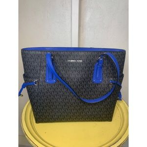 Michael Kors Voyager Tote Medium in Black & Blue